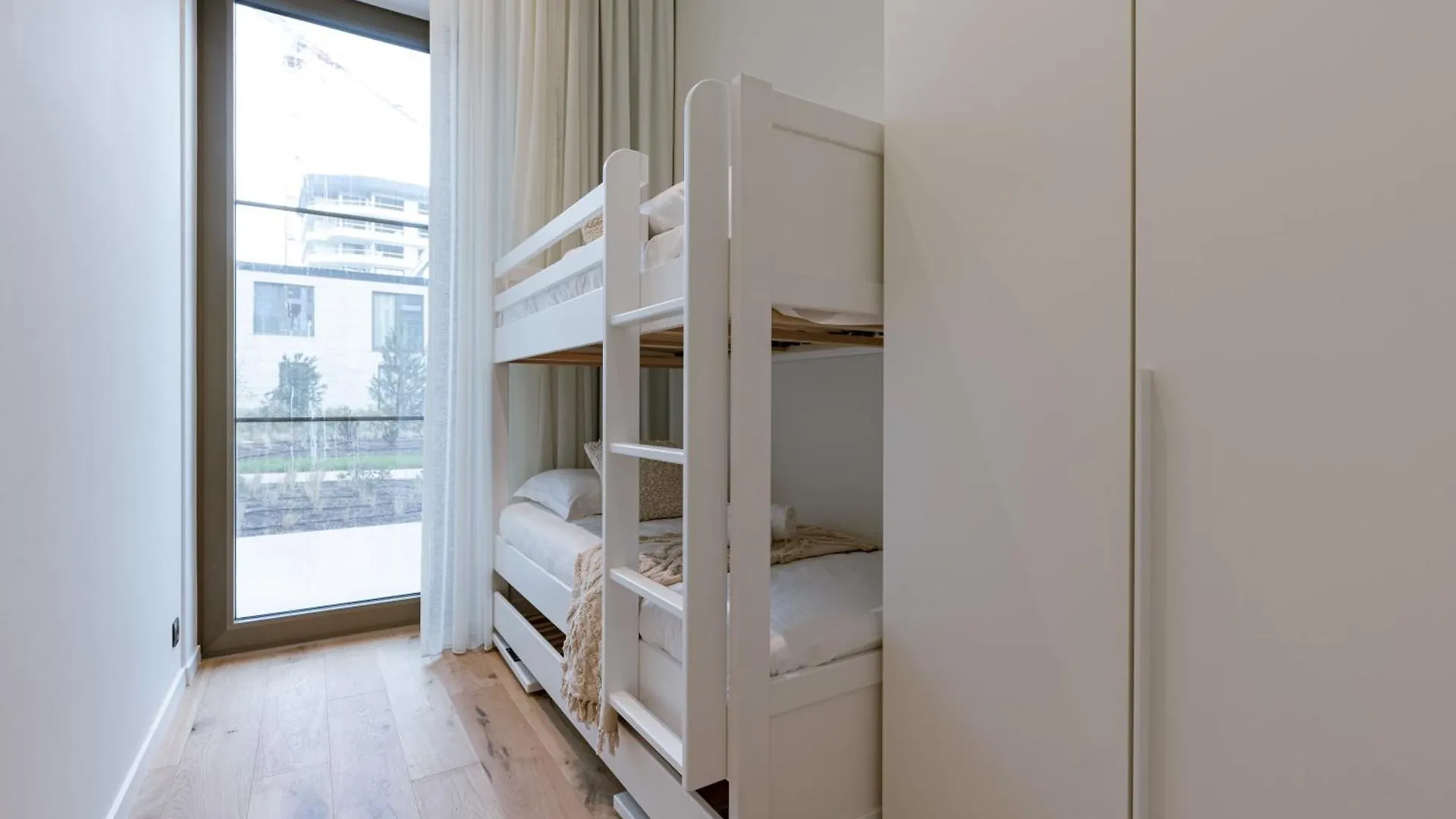 Huswell - Stunning Seafront Apartment With Modern Comforts And Dike Views Ostend Belgium