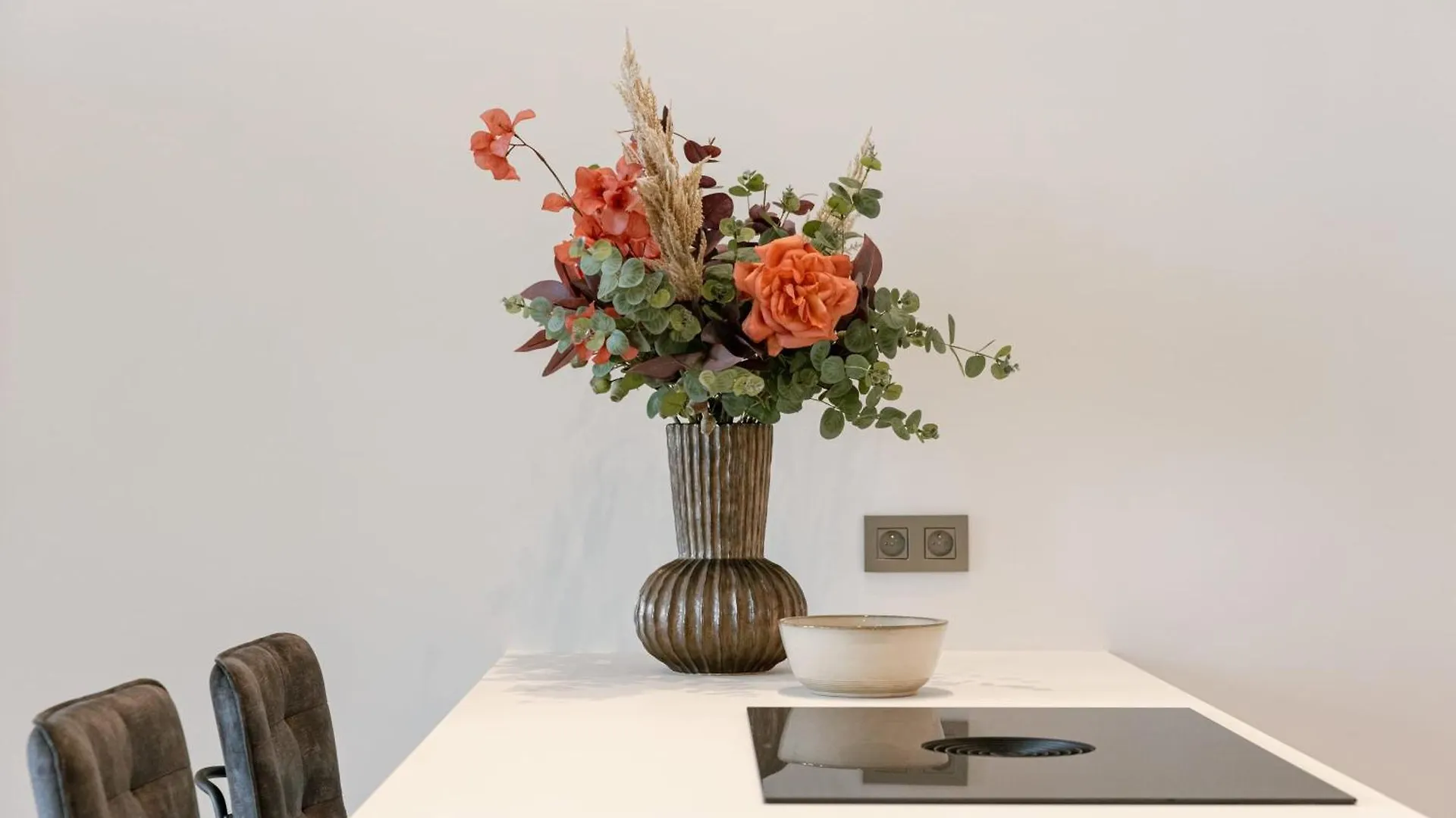 Huswell - Stunning Seafront Apartment With Modern Comforts And Dike Views Ostend 0*,  Belgium