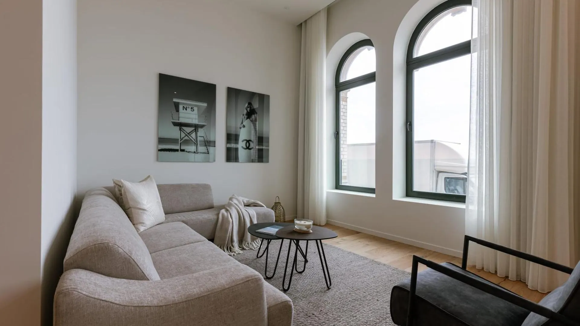 Huswell - Stunning Seafront Apartment With Modern Comforts And Dike Views Ostend Belgium