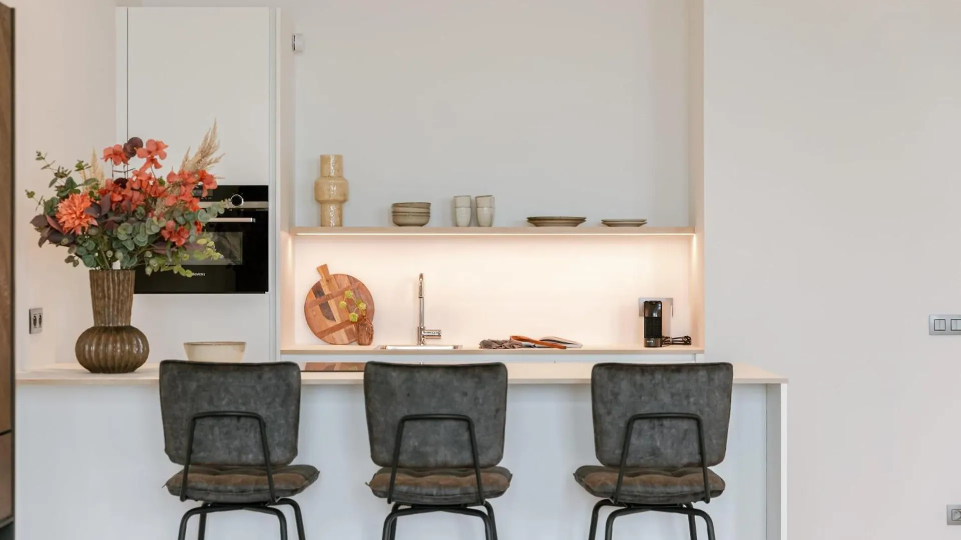 Huswell - Stunning Seafront Apartment With Modern Comforts And Dike Views Ostend Belgium