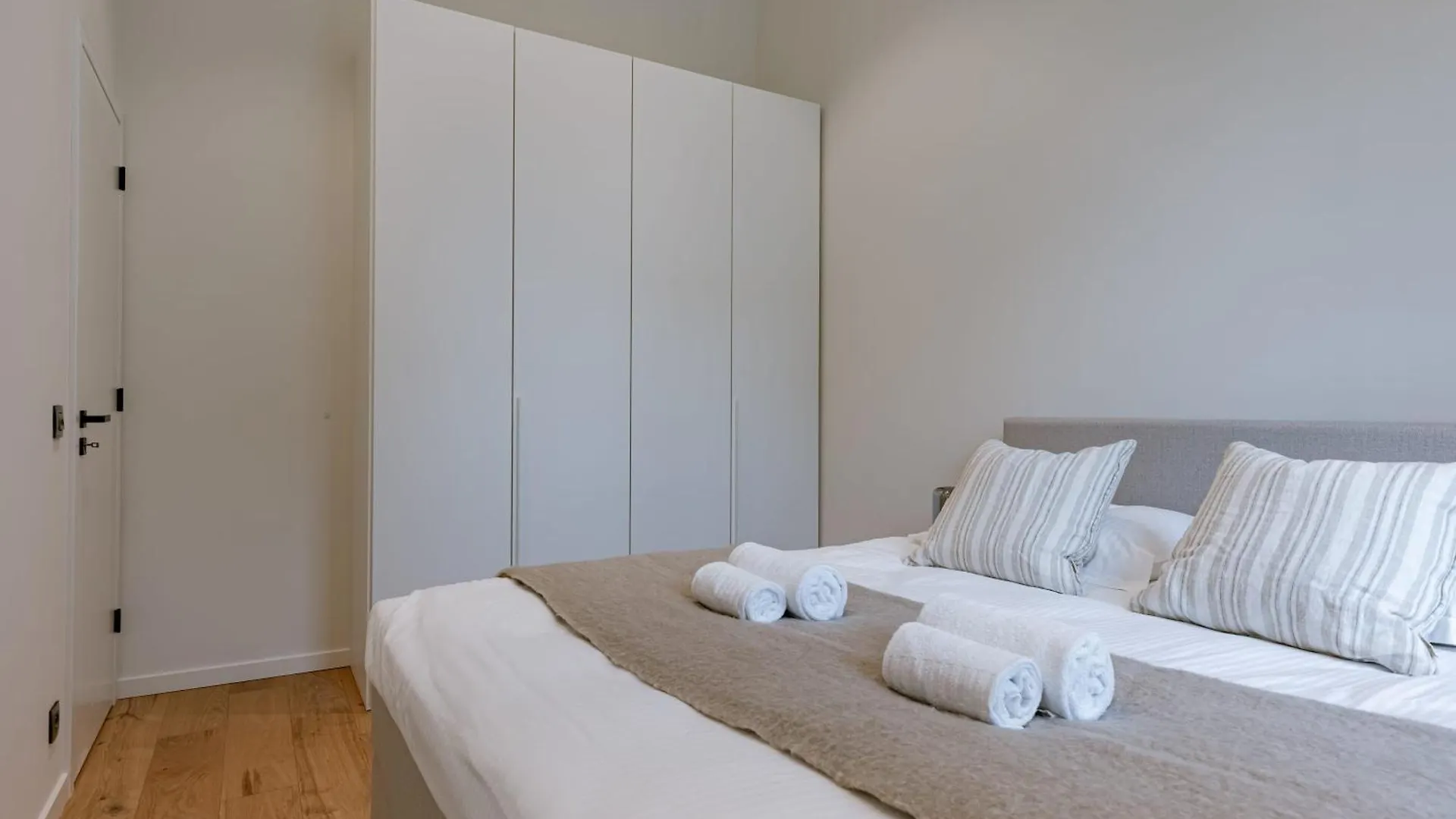 Huswell - Stunning Seafront Apartment With Modern Comforts And Dike Views Ostend 0*,  Belgium