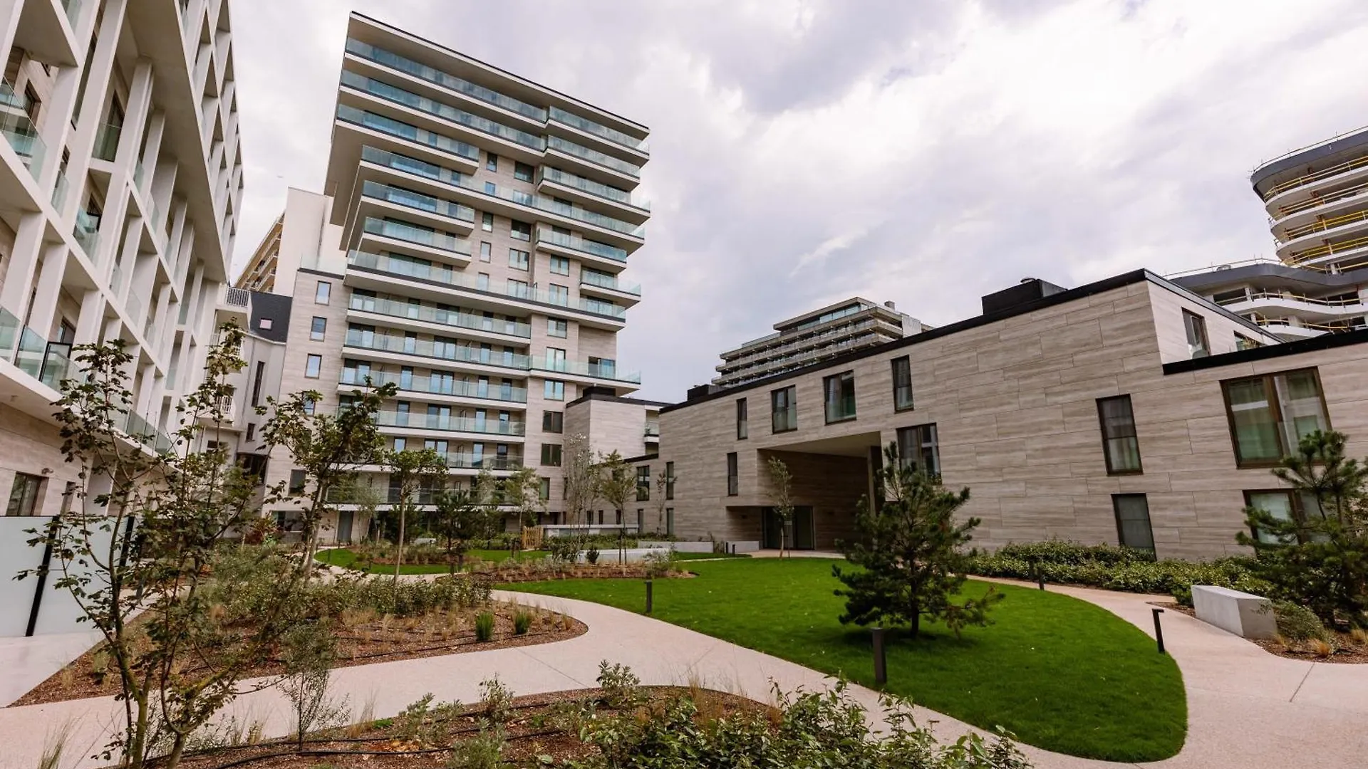 Huswell - Stunning Seafront Apartment With Modern Comforts And Dike Views Ostend