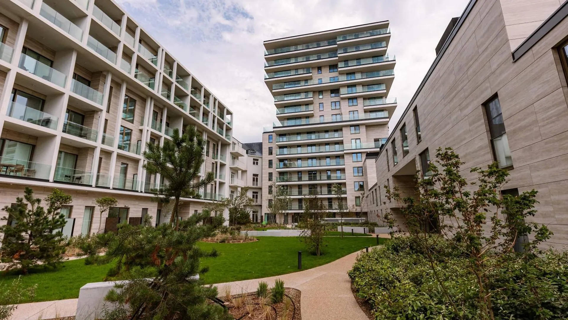 Huswell - Stunning Seafront Apartment With Modern Comforts And Dike Views Ostend Belgium
