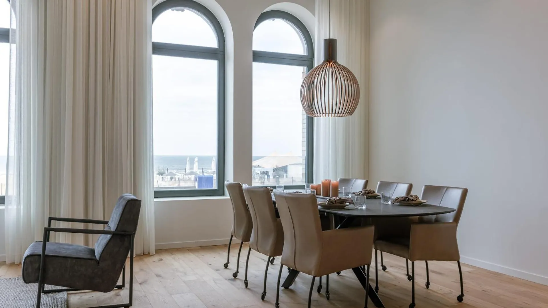 Huswell - Stunning Seafront Apartment With Modern Comforts And Dike Views Ostend