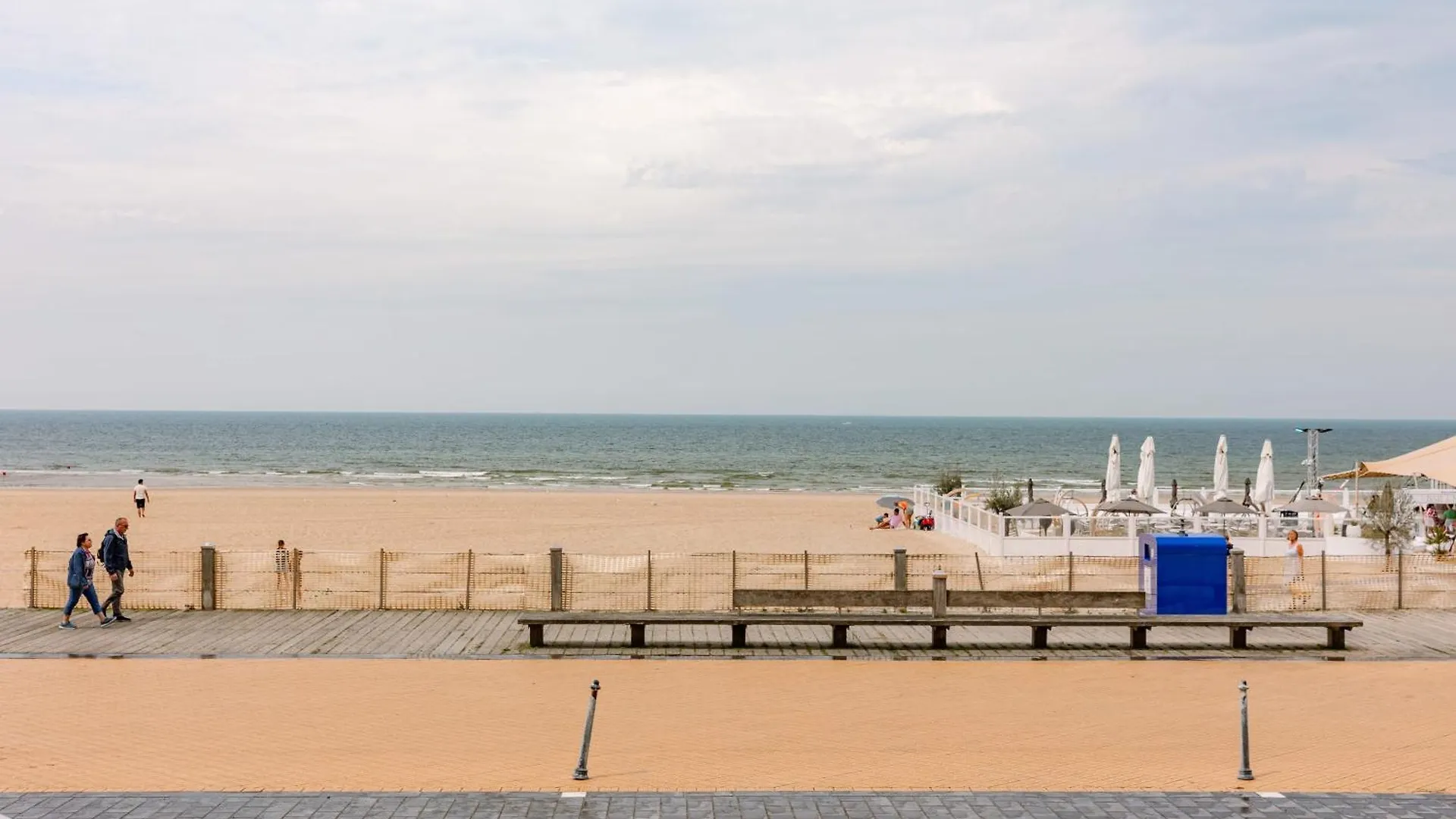 Huswell - Stunning Seafront Apartment With Modern Comforts And Dike Views Ostend